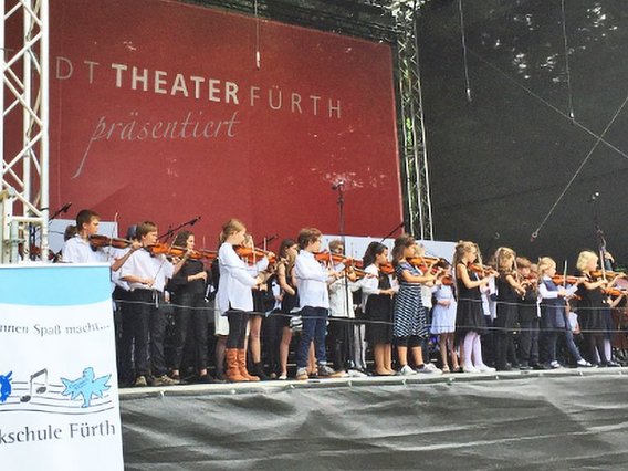Das Ensemble Violinissimo der Musikschule Fürth bei einem Auftritt