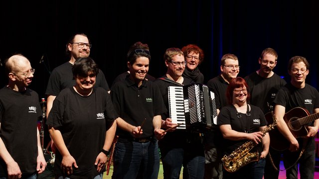 Ein Gruppenfoto Des Ensembles Alle Neune bei einem Auftritt der Musikschule Fürth