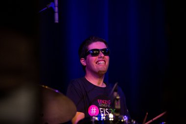 Jugendlicher mit Sonnenbrille am Schlagzeug