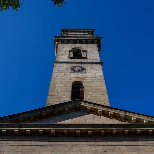 Kirchturm der Auferstehungskirche vor blauem Himmel