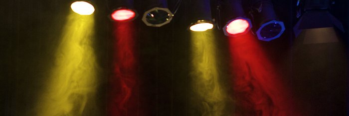 Rote und gelbe Scheinwerfer