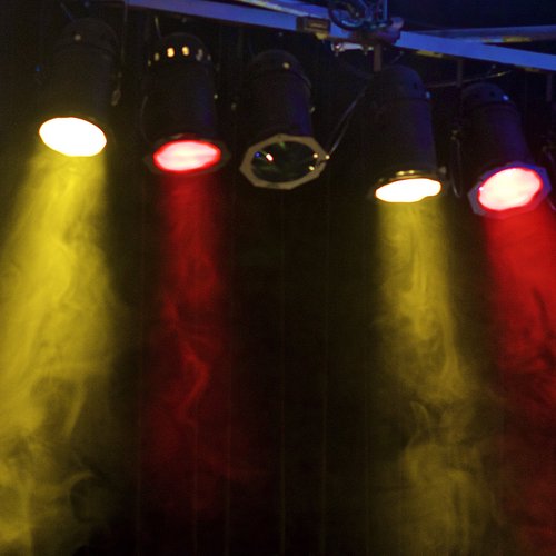 gelbe und rote Scheinwerfer