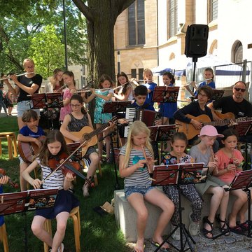 Kinderensemble mit Blockflöten, Querflöten, Akkordeon und Gitarren