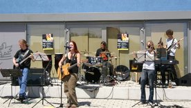 Rockband auf der Open-Air-Bühne der Musikschule im Südstadtpark