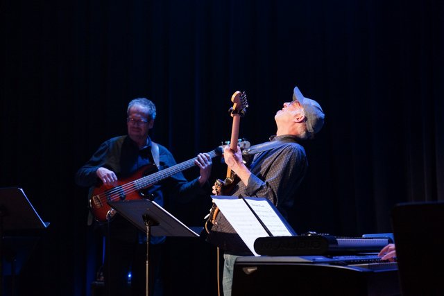 Gitarrendozent Peter Pelzner, im Hintergrund Bassdozent Harald Weigel