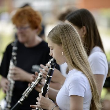Jugendliche mit Klarinetten