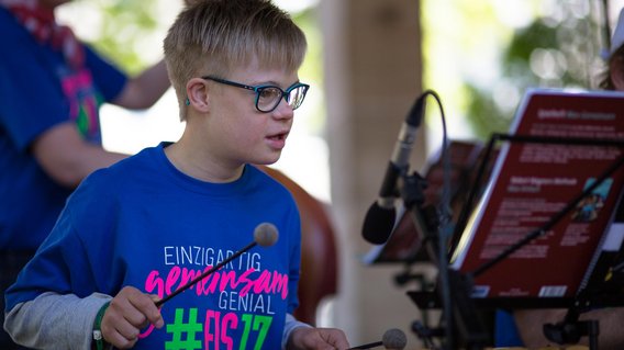 Junge mit Down-Syndrom spielt Xylofon
