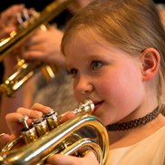kleines Mädchen spielt Trompete