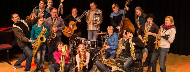 Ein Gruppenfoto des Ensembles Saxletten der Musikschule Fürth