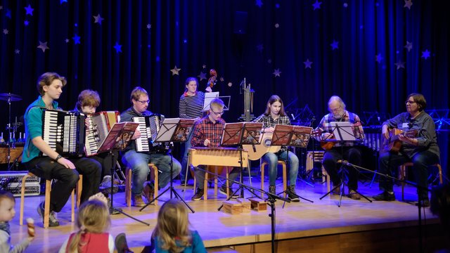 Ein Gruppenfoto des Ensembles Patchwork auf der Weihnachtsfeier der Musikschule Fürth