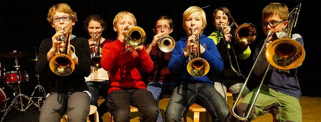 Ein Gruppenfoto des Ensembles Mitblaszentrale der Musikschule Fürth