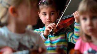 Kleinkind spielt Violine