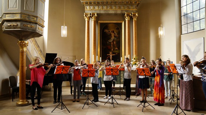 Geigenschüler*innen musizieren in der Kirche
