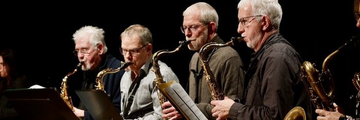 senioren mit saxofonen