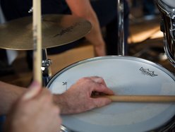 Hände mit Drumsticks spielen Schlagzeug