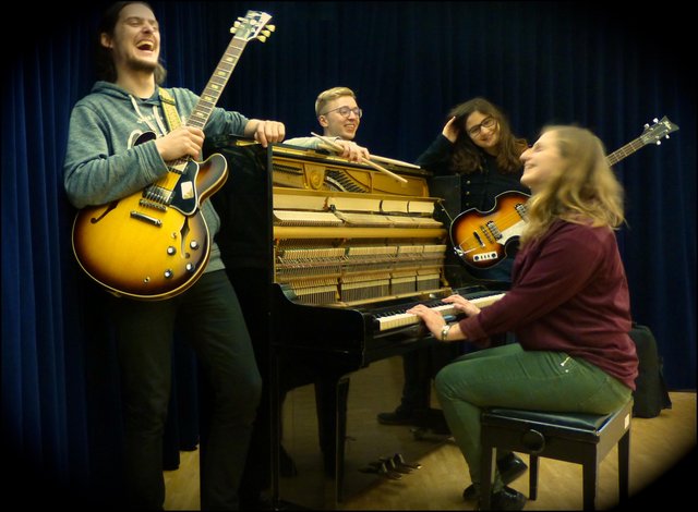 Ein Gruppenfoto des Ensembles Glass Onion der Musikschule Fürth