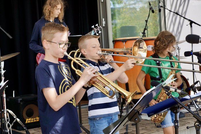 Kinder mit Trompete und Posaune