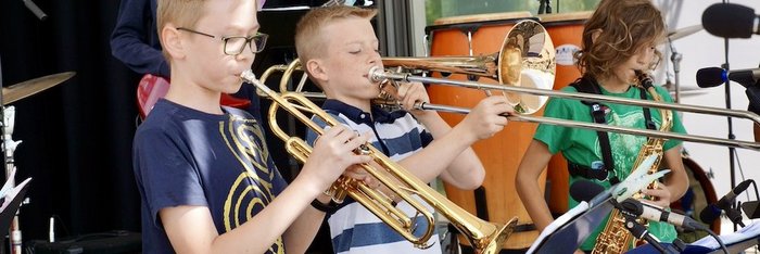 Kinder mit Trompete und Posaune