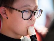Junge mit Down-Syndrom spielt Blockflöte