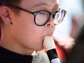 Junge mit Down-Syndrom spielt Blockflöte