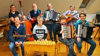 Gruppenbild Ensemble Patchwork: Menschen mit und ohne Behinderung mit verschiedenen Instrumenten