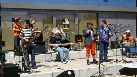 Band bereitet sich auf den Auftritt auf der Open Air Bühne der Musikschule vor