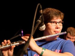 Junge Frau spielt Querflöte