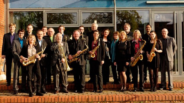 Ein Gruppenfoto des Ensembles Tune Up Big Band der Musikschule Fürth