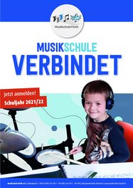 Werbeplakat der Musikschule Fürth für das Schuljahr 2021/2022. Ein Grundschulkind sitzt mit Kopfhörern am Schlagzeug. Darüber der Schriftzug Musikschule verbindet.