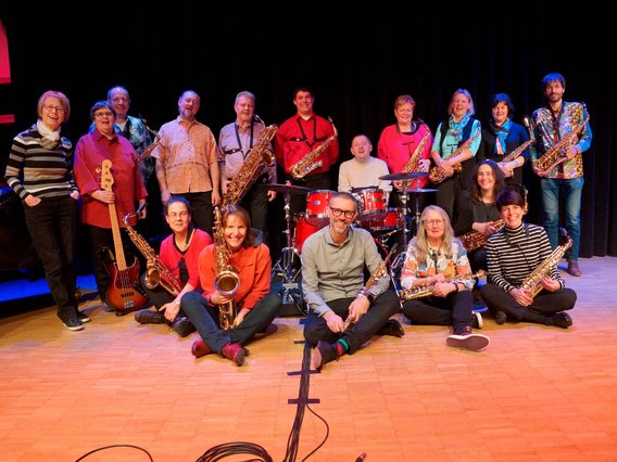 Ein Gruppenfoto des Ensembles Saxletten der Musikschule Fürth