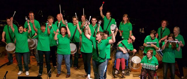 Ein Gruppenfoto des Ensembles Fürther Sambistas der Musikschule Fürth