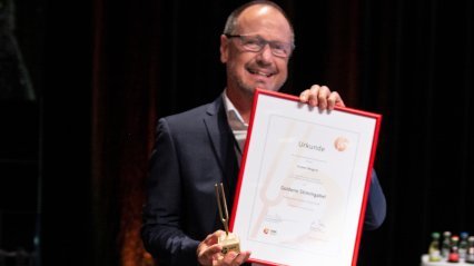 Robert Wagner mit der goldenen Stimmgabel des VdM und der dazugehörenden Urkunde