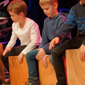 Kinder spielen Cajon