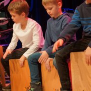 Kinder spielen Cajon