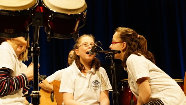 Zwei Kinder singen in ein Mikro